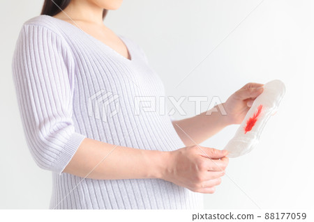吸水片孕婦紅色羽毛出血圖片 88177059