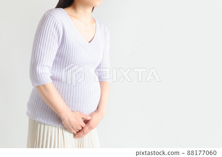孕婦抱著褲襠，水破損，尿液，尿液洩漏 88177060