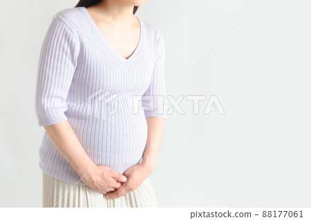 Pregnant woman holding the crotch, water breakage, urine, urine leakage 88177061