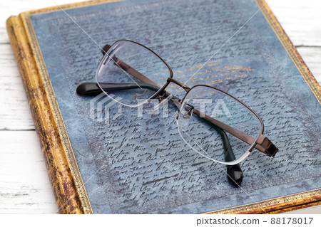 Glasses and diary 88178017