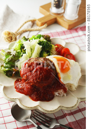 Loco moco bowl (hamburger) 88178565