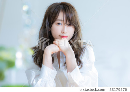 穿白襯衫的女人 穿白襯衫的女人 88179376