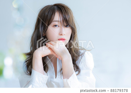 穿白襯衫的女人 穿白襯衫的女人 88179378
