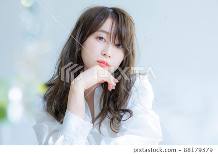穿白襯衫的女人 穿白襯衫的女人 88179379