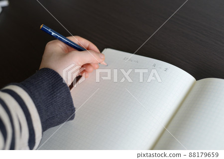 在筆記本上寫下日程安排和情緒 在筆記本上寫下日程安排和情緒 88179659