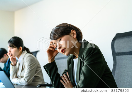 在會議室開會的商務人士 88179803