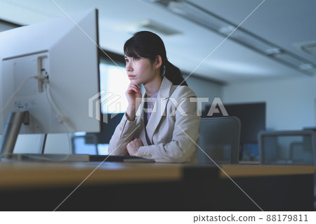 在辦公室工作的人 88179811