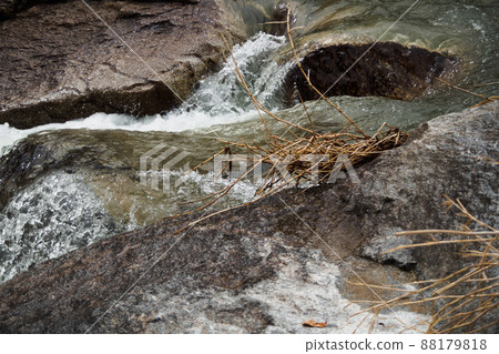 Water that flows with a splash of water 88179818
