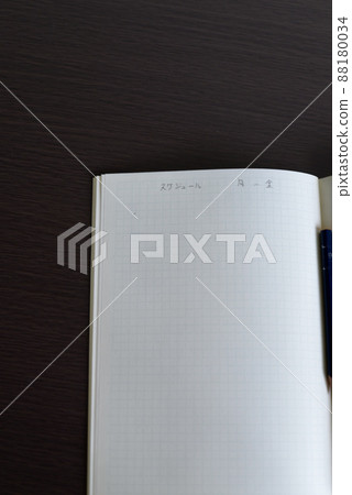 打開有很多邊距的筆記本 88180034