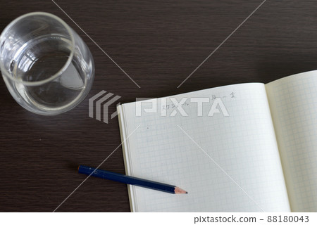一張有很多邊距的筆記本的辦公桌 一張有很多邊距的筆記本的辦公桌 88180043