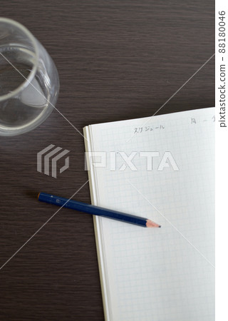 一張有很多邊距的筆記本的辦公桌 88180046