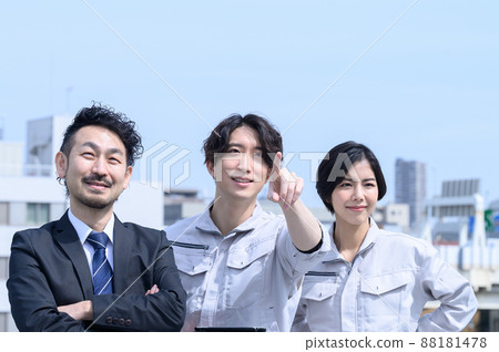 與工作服和西裝並排的照片 88181478