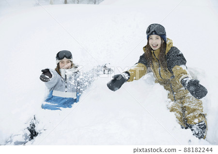A young woman who flies off the snow, a snowboard girl 88182244
