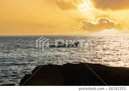 這是在霍恩費爾斯斷層附近出海的漁船的漁船風景。山口縣 88182355