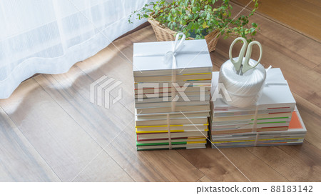 Image of collecting unnecessary books | Tie books with strings 88183142