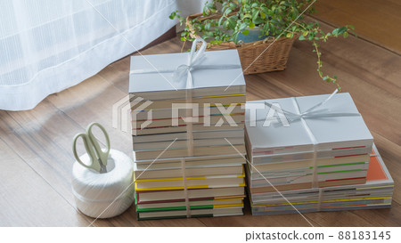 Image of collecting unnecessary books | Tie books with strings 88183145