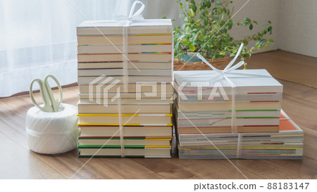 Image of collecting unnecessary books | Tie books with strings 88183147