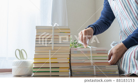 Image of collecting unnecessary books | Tie books with strings 88183153
