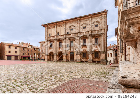 Renaissance buildings on the cobbled central square Piazza Grande in medieval Montepulciano 88184248
