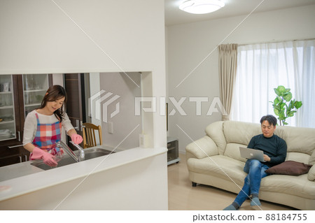 家庭工作的丈夫和家庭主婦 88184755