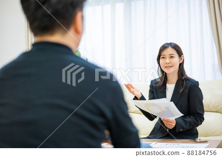 一個穿著西裝的女商人，用手中的材料提出建議 88184756