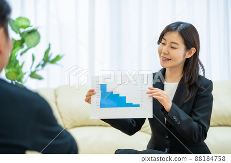 A business woman in a suit who makes suggestions with materials in hand 88184758