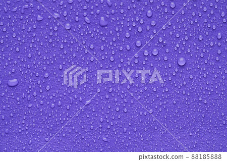 Water drops on lilac background, top view 88185888