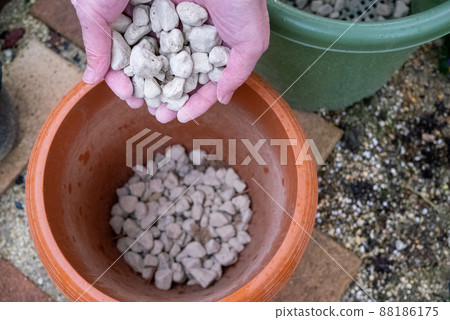 花盆裡放盆底石的地方 88186175
