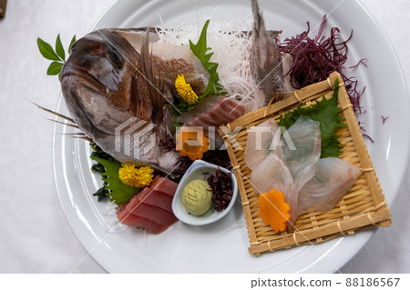 Sashimi of sea bream that was lavishly served for celebration 88186567