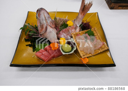 Sashimi of sea bream that was lavishly served for celebration 88186568