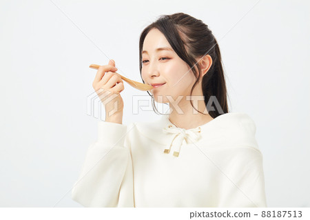 用勺子吃飯的女人 88187513