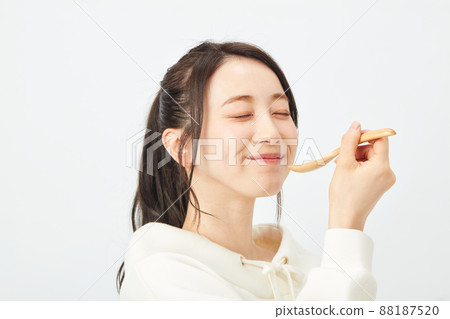 用勺子吃飯的女人 88187520