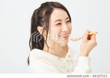 用勺子吃飯的女人 88187521