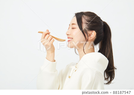 用勺子吃飯的女人 88187547