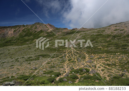 [Nagano / Gifu / August] The vast plain of Mt. Ontake (Sinogawara) seen from near Ninoike Hutte 88188233