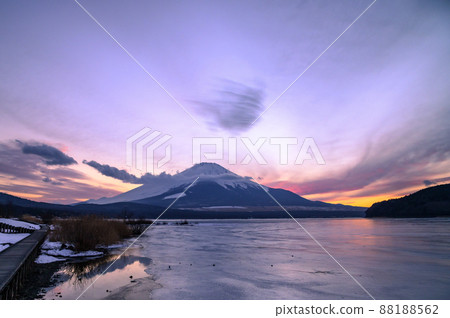 (Yamanashi Prefecture) Superb view from Mt. Fuji and Lake Yamanaka at dusk 88188562