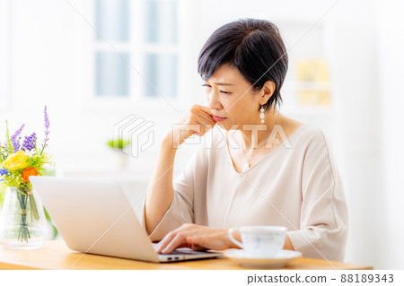 Senior women in trouble laptops 88189343