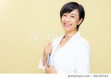 Female senior pose 88189382