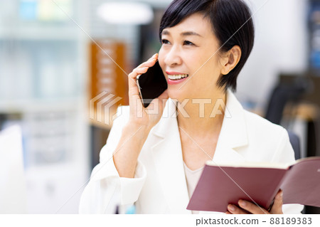Female senior business scene 88189383