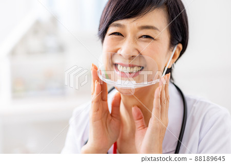 女醫生戴著口罩 女醫生戴著口罩 88189645