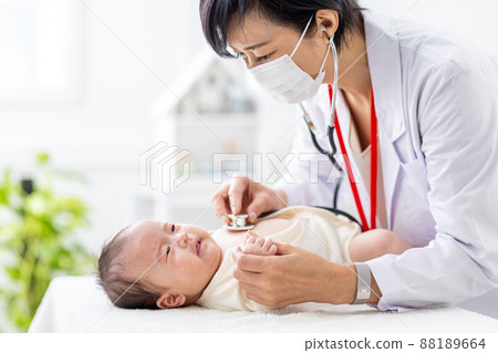 Female doctor examining a baby 88189664