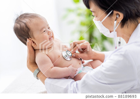 女醫生檢查一個嬰兒 88189693