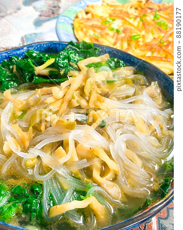 中國家庭煮熟的擠壓蔬菜，粉絲 88190177