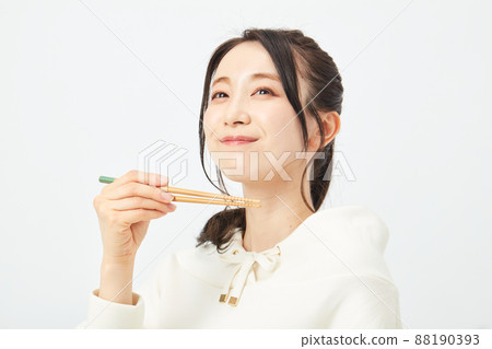 用筷子吃飯的女人 88190393
