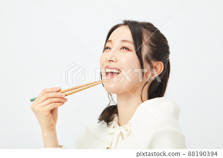 用筷子吃飯的女人 88190394