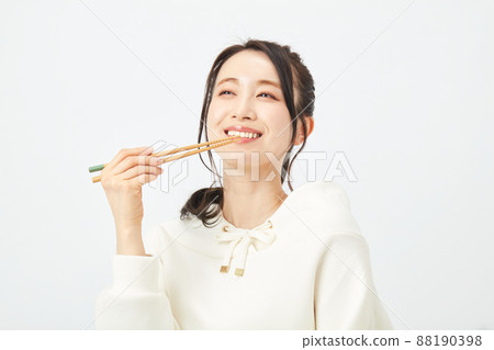 用筷子吃飯的女人 88190398