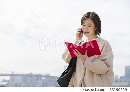 一個女人打個電話 88190539