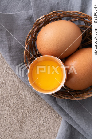 雞蛋 蛋 棕色 咖啡色 灰色 Egg in plate 卵 生たまご 88190647