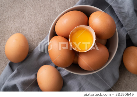 egg egg brown brown grey egg in plate egg 生たまご egg egg brown brown grey egg in plate egg 生たまご 88190649