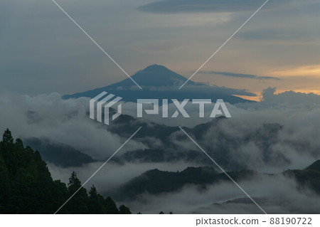 From Yoshiwara, Shimizu-ku, Shizuoka City, Shizuoka Prefecture, to the sea of clouds and Mt. Fuji 88190722